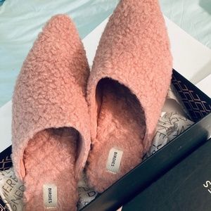 Birdies - Size 7.5 -The Lark - Blush Faux Shearling Slides